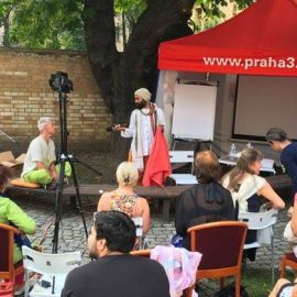 5Přednášky venku.jpg